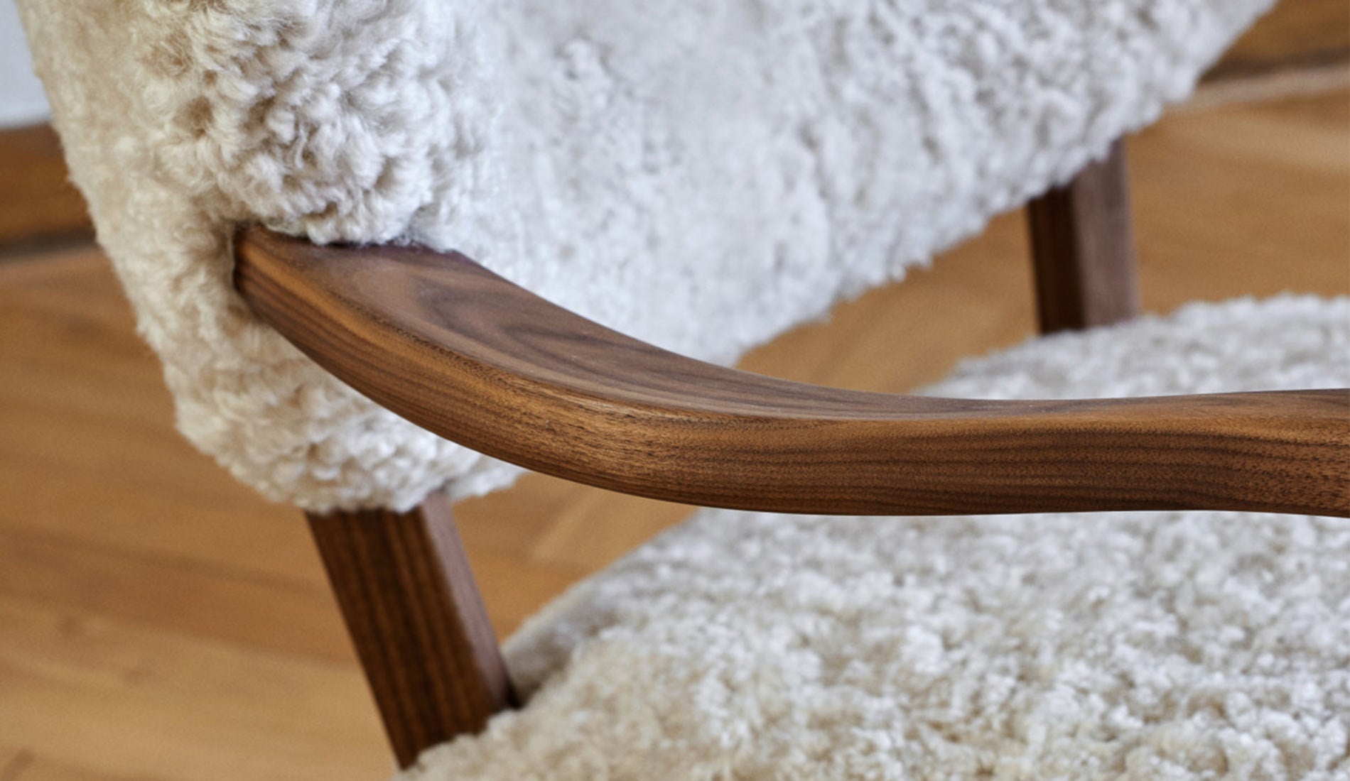 &tradition Wulff ATD2 Loungesessel | Schaffell walnut detail 2