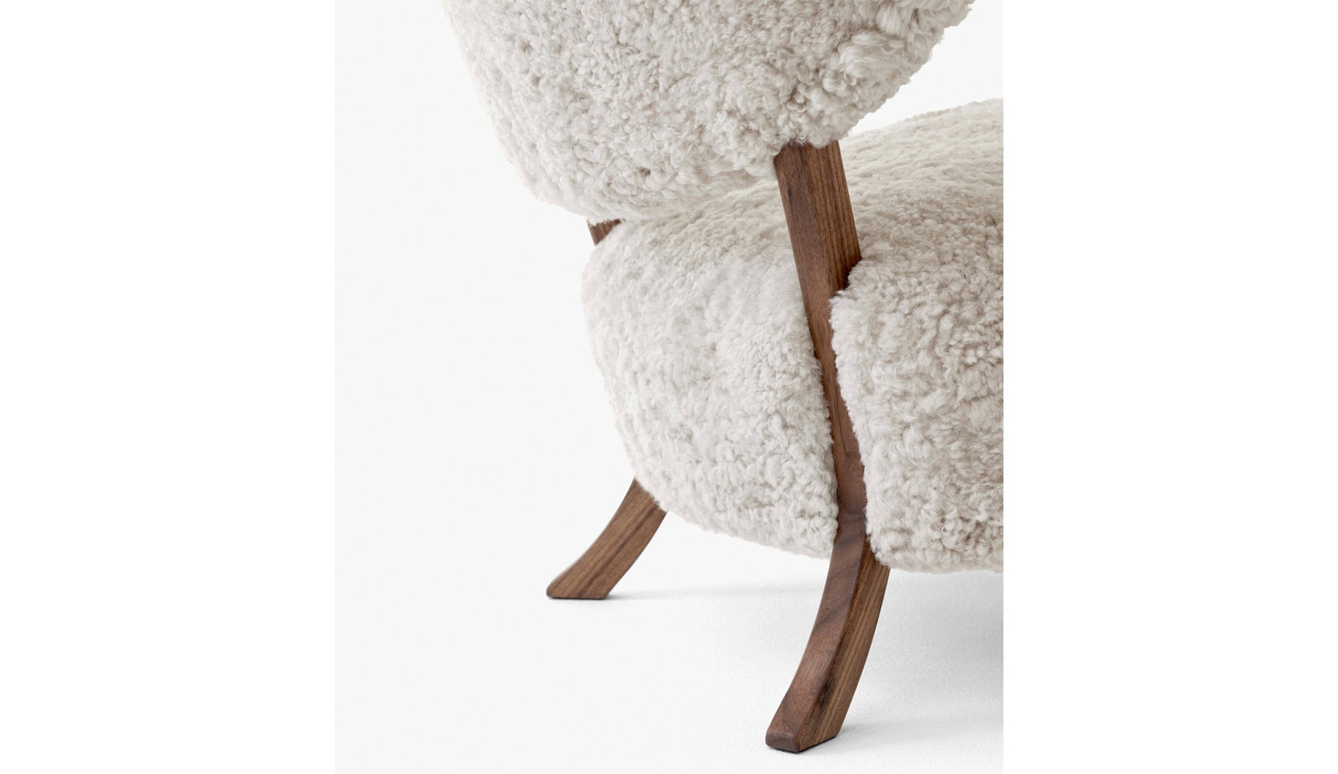 &tradition Wulff ATD2 Loungesessel | Schaffell walnut detail